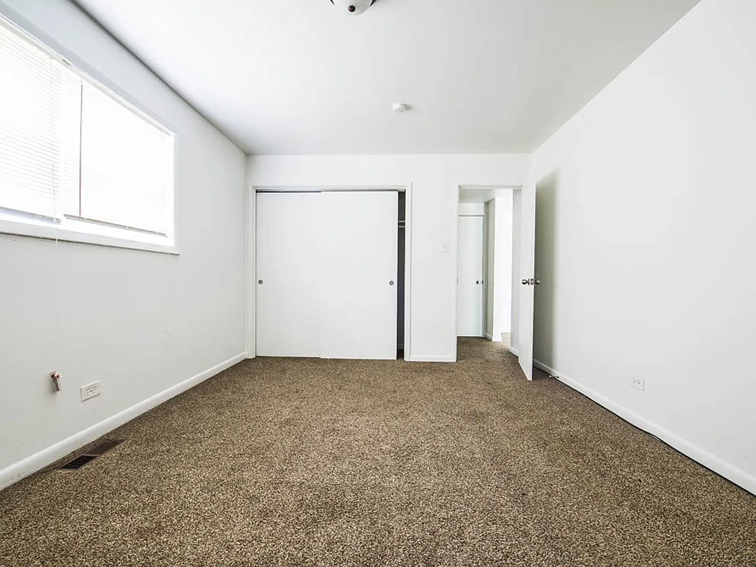 13905 S Clark — Photo 4