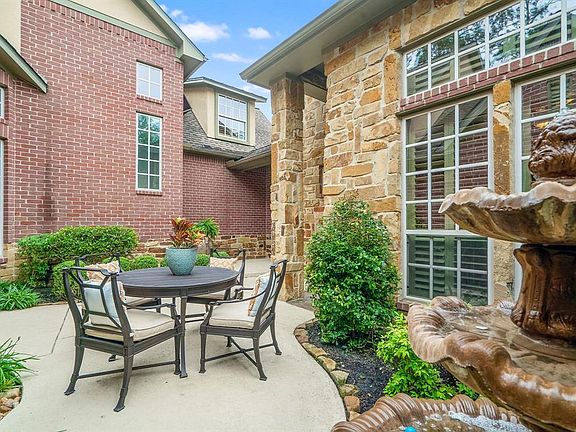 A view of this peaceful and relaxing courtyard located between the casita and main house.