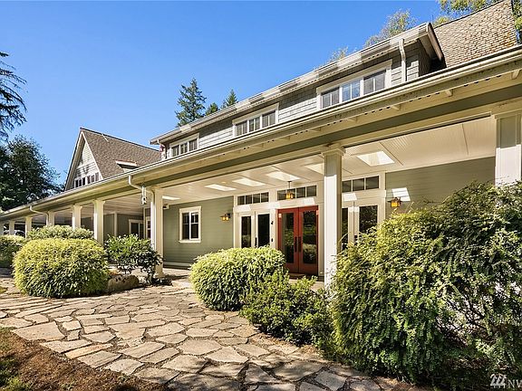 Spacious, Elegant Island Home