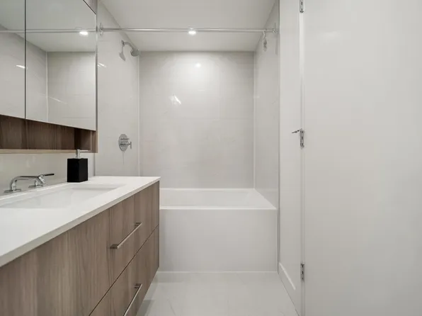 9675 King George Blvd #2008, Surrey, BC V3T 2V3