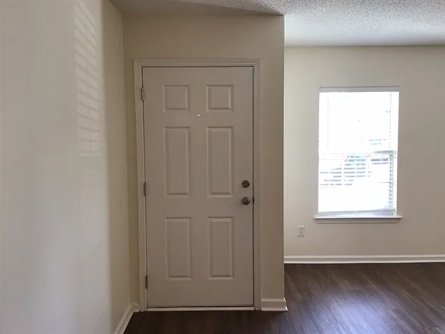 3 bed, 2.0 bath, 1440 sqft, $2,205 — Photo 2
