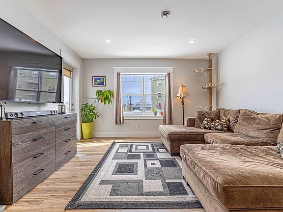 4th image of 562 Malpeque Rd #103