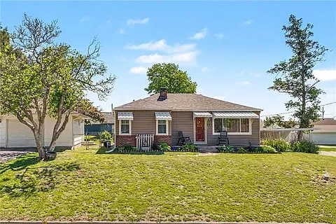 401 Maple Ave — Photo 2