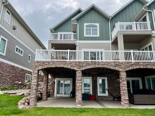 1715 Bridgeport Ln, Spirit Lake, IA 51360