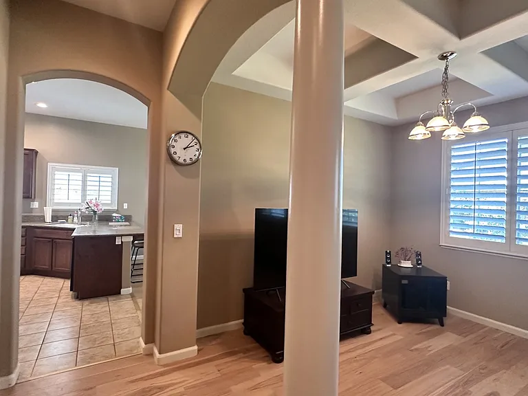 553 Rowland Ct — Photo 3