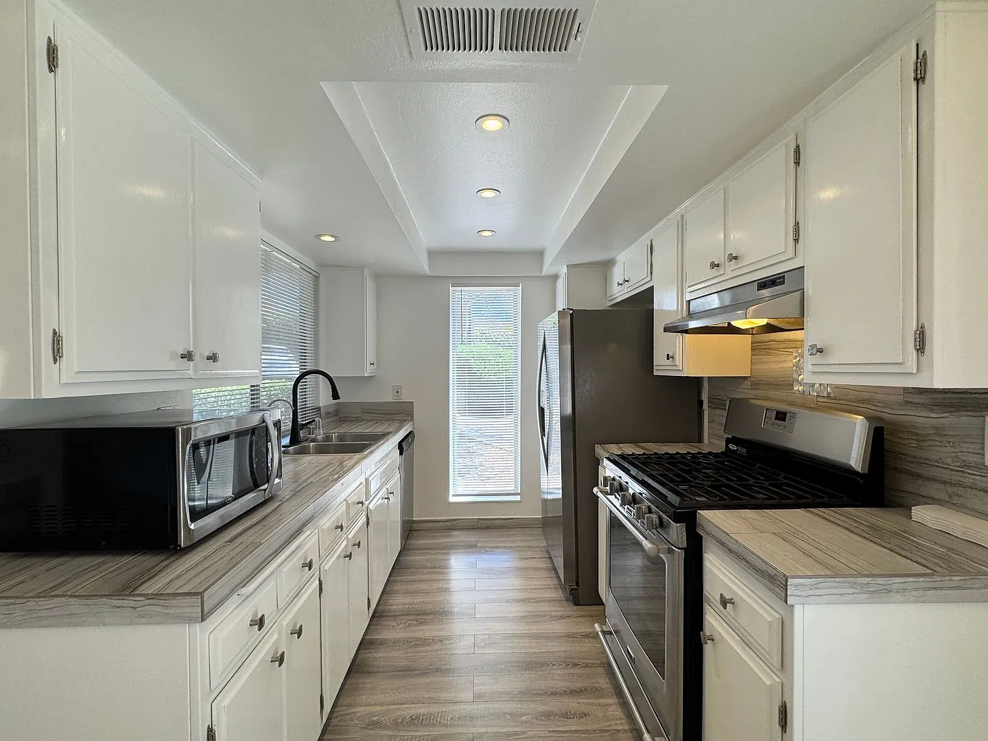 Upgraded 2 Bedroom 1 Bath Condo In Casa Del Cerro, Central A/C, Pool — Photo 3