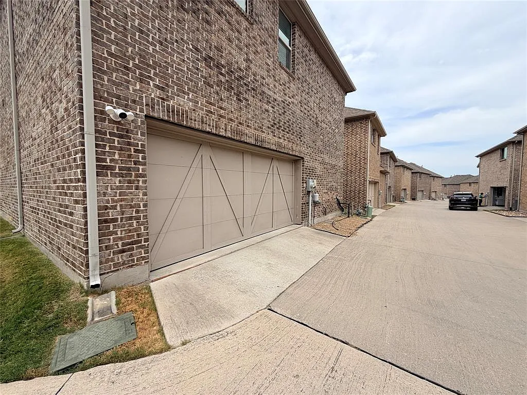 3 bed, 2.5 bath, 2471 sqft, $3,300 — Photo 3