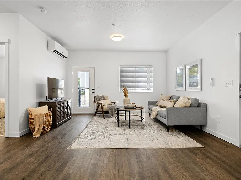 Shamrock Apartments — Photo 11