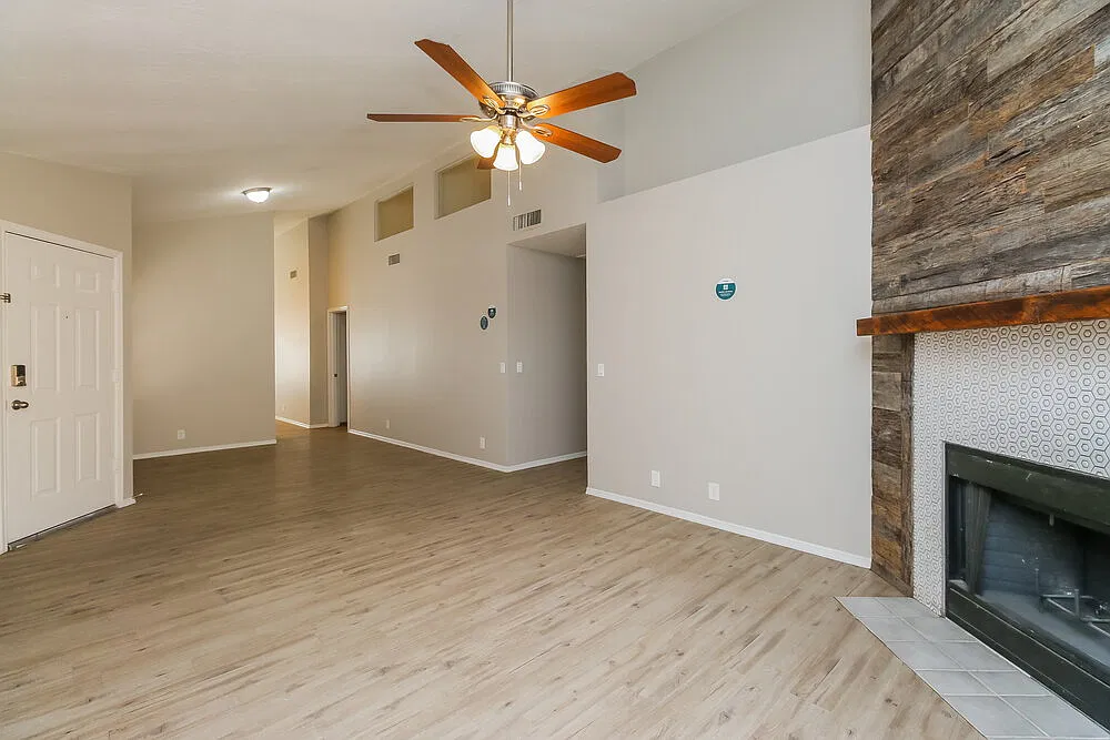 3 bed, 2.0 bath, 1358 sqft, $2,300 — Photo 4