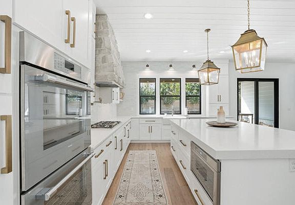 5th image of 411 W Point Washington Rd