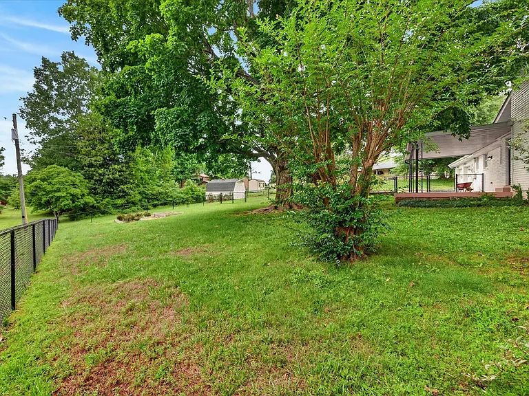 306 Locust Rd — Photo 35