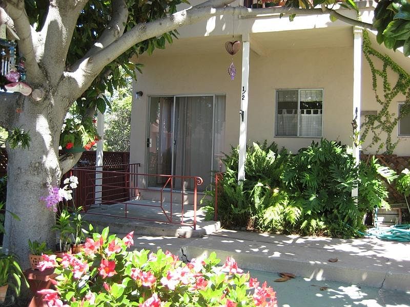 1st image of 1076 1/2 Lincoln Ave