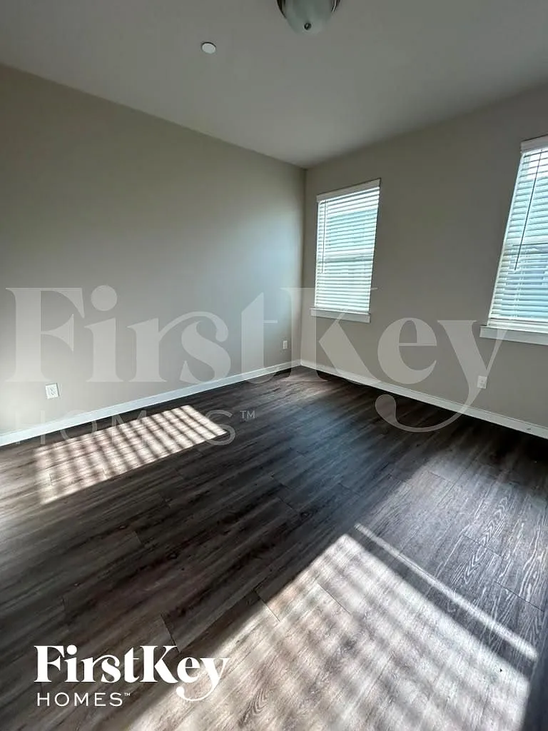 4 bed, 4.0 bath, 2013 sqft, $2,815 — Photo 2