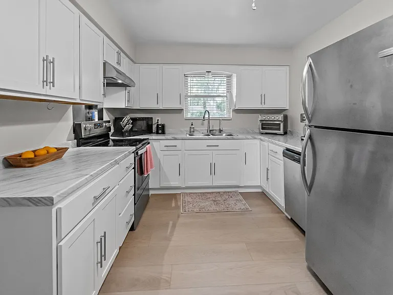 6 Monica Blvd — Photo 9