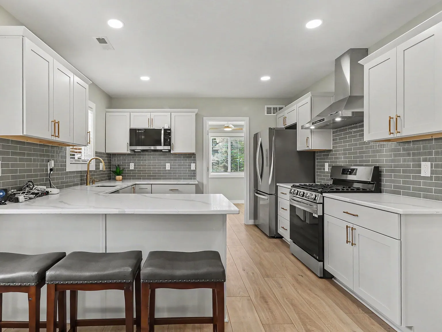 3 bed, 893 sqft, $1,850 — Photo 3