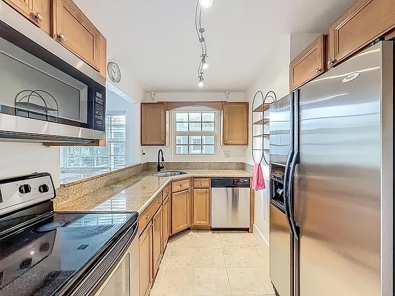 305 SE 11th Ave #D — Photo 8