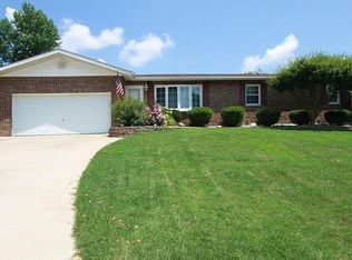117 Lake Forest Dr, Belleville, IL