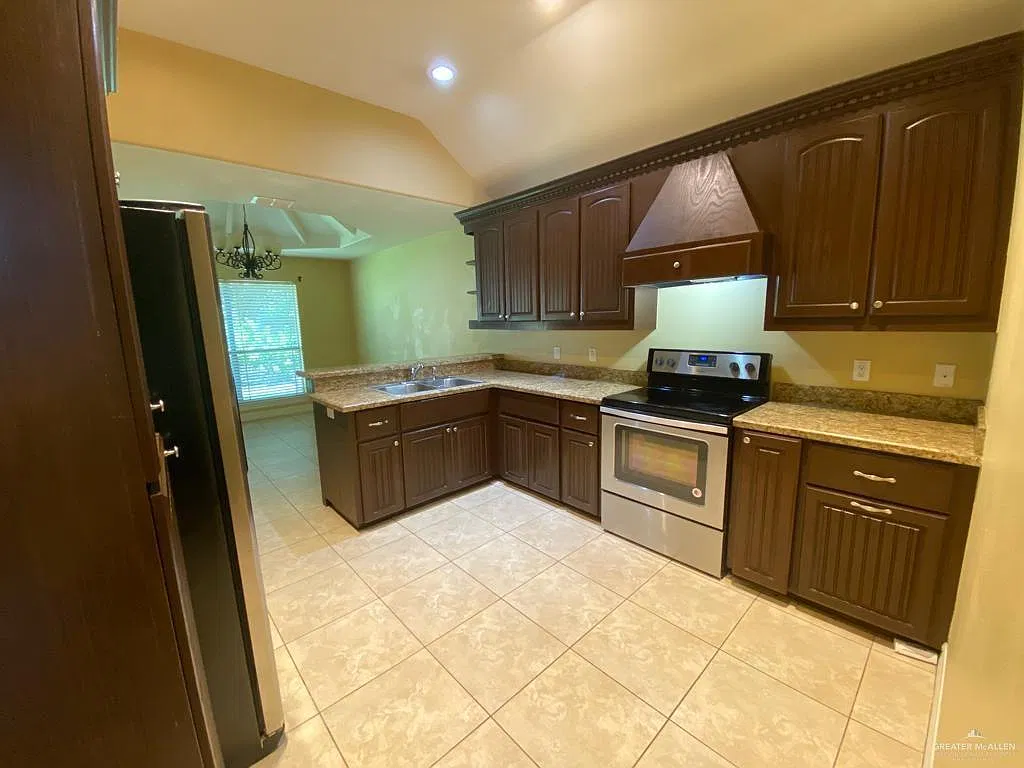 4 bed, 2.0 bath, 1934 sqft, $2,000 — Photo 3