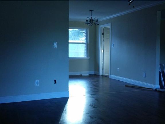 5th image of 400 Hillcrest St