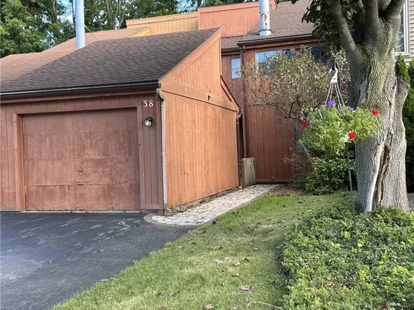 38 Tilegate Gln, Fairport, NY 14450