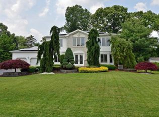 4 Iroquois Dr, Manalapan, NJ 07726