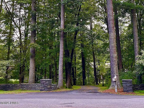 2nd image of 117 Stonehedge Ln
