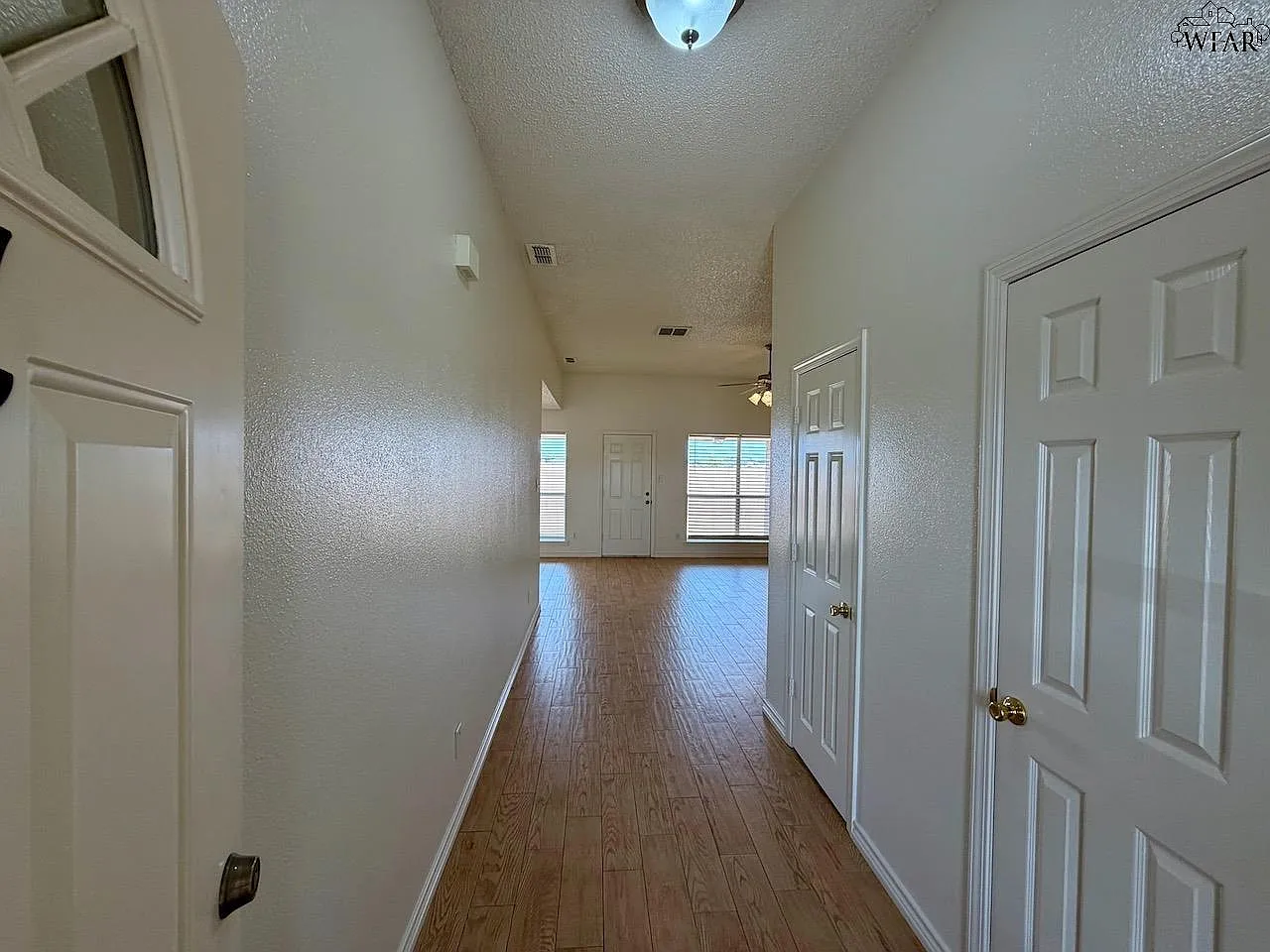 3 bed, 2.0 bath, 1370 sqft, $1,900 — Photo 3