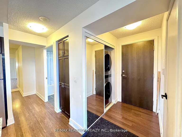 135 Village Green Sq #824 — Photo 5