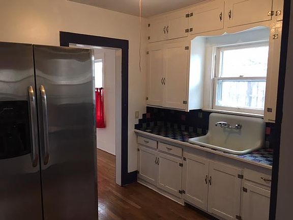 5th image of 210 Harvard Dr SE