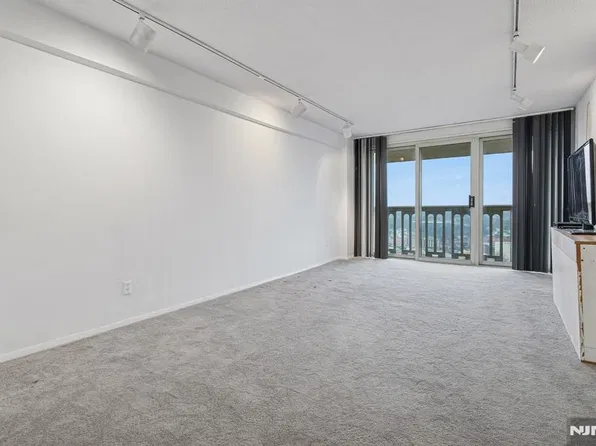 555 North #19W, Fort Lee, NJ 07024
