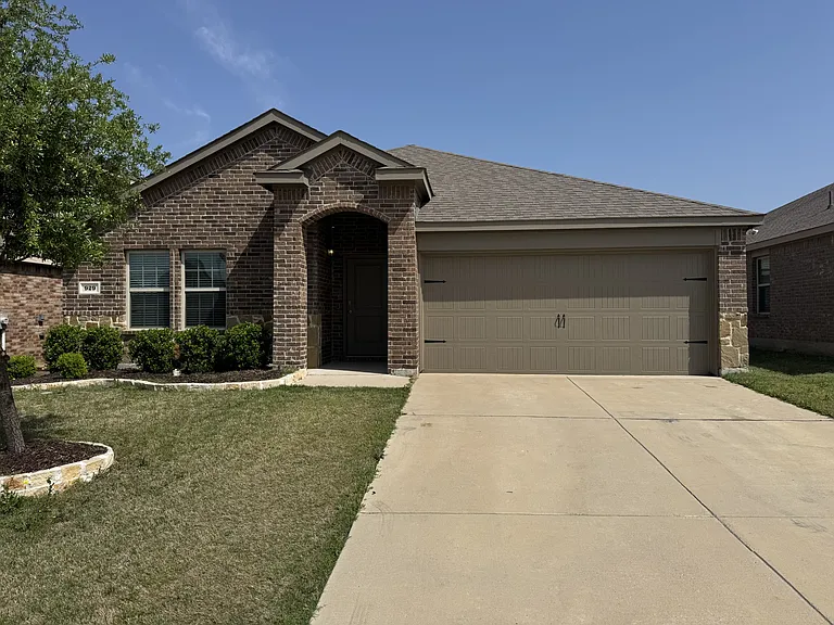 929 Alton Dr — Photo 2