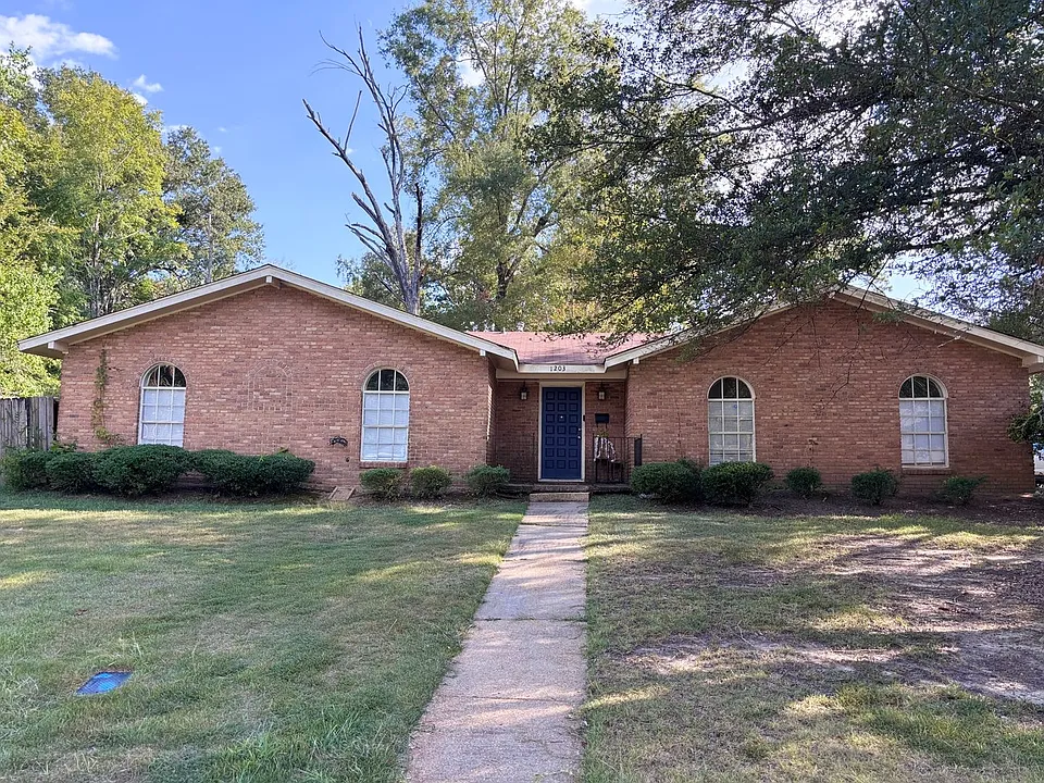1203 Greenbriar St