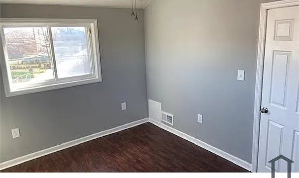 3 bed, 1024 sqft, $2,400 — Photo 2