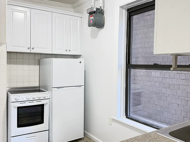 312 W 15th St #8 — Photo 5