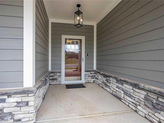 4th image of 424 Waterton Way