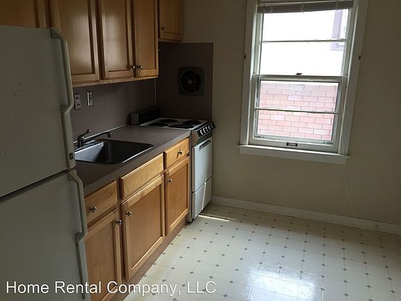 3rd image of 356 Gladstone Dr SE APT 3