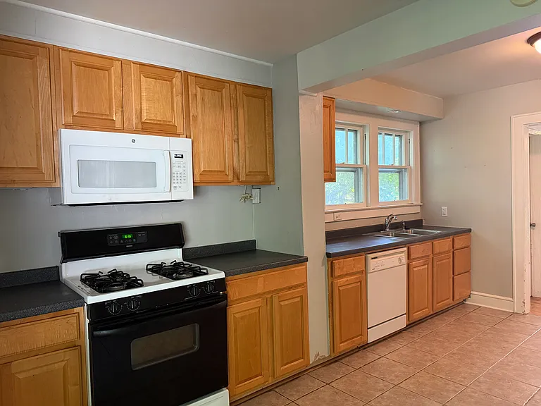 511 Court St S — Photo 7
