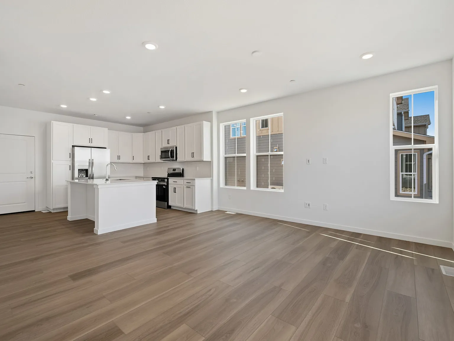 3 bed, 2.5 bath, 1489 sqft, $2,400 — Photo 3