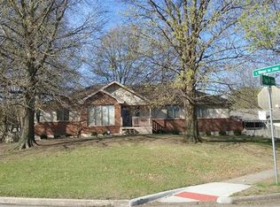 2905 S Iva Dr, Independence, MO 64057