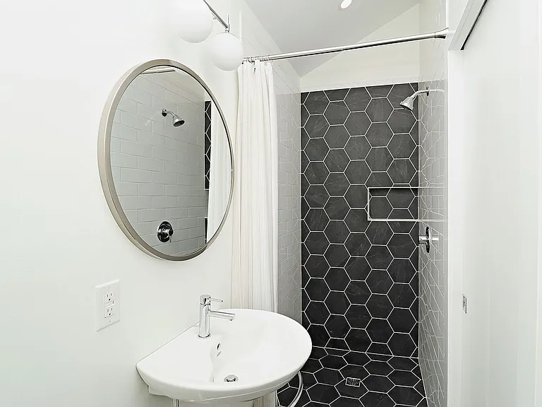 513 12th St NW #B — Photo 10