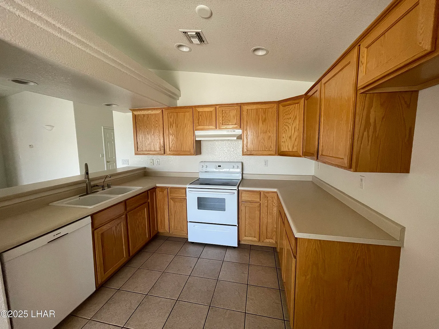 3 bed, 2.0 bath, 1356 sqft, $1,650 — Photo 2