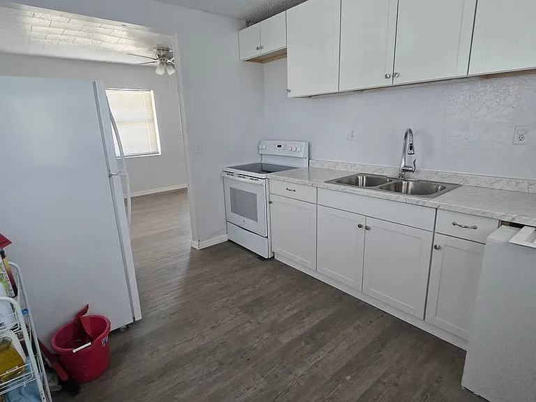 706 E Madison St — Photo 11