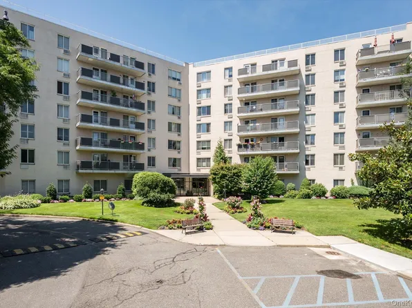 135 Post Avenue #3R, Westbury, NY 11590