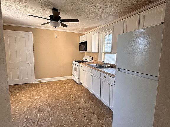 5th image of 56 S Governors Ave APT A