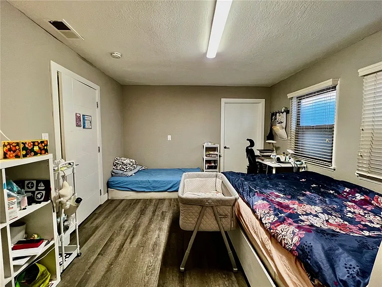 913 W 21st — Photo 19