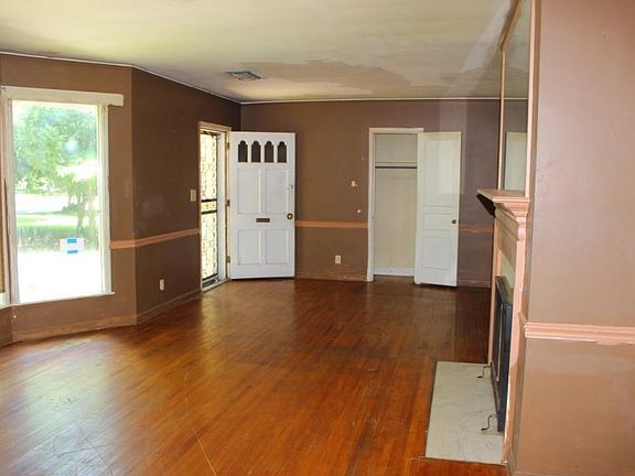 3rd image of 1515 Holly St