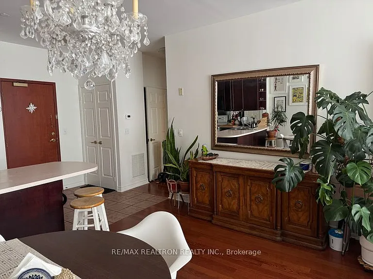 980 Yonge St #714 — Photo 7