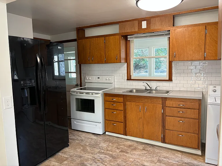 610 NE Gray Ln — Photo 5