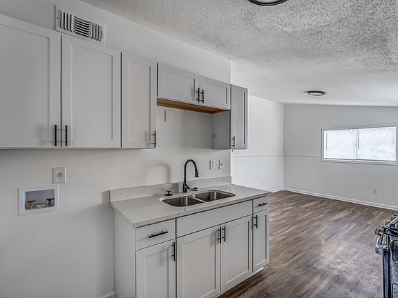 4th image of 4980 Vickie Dr