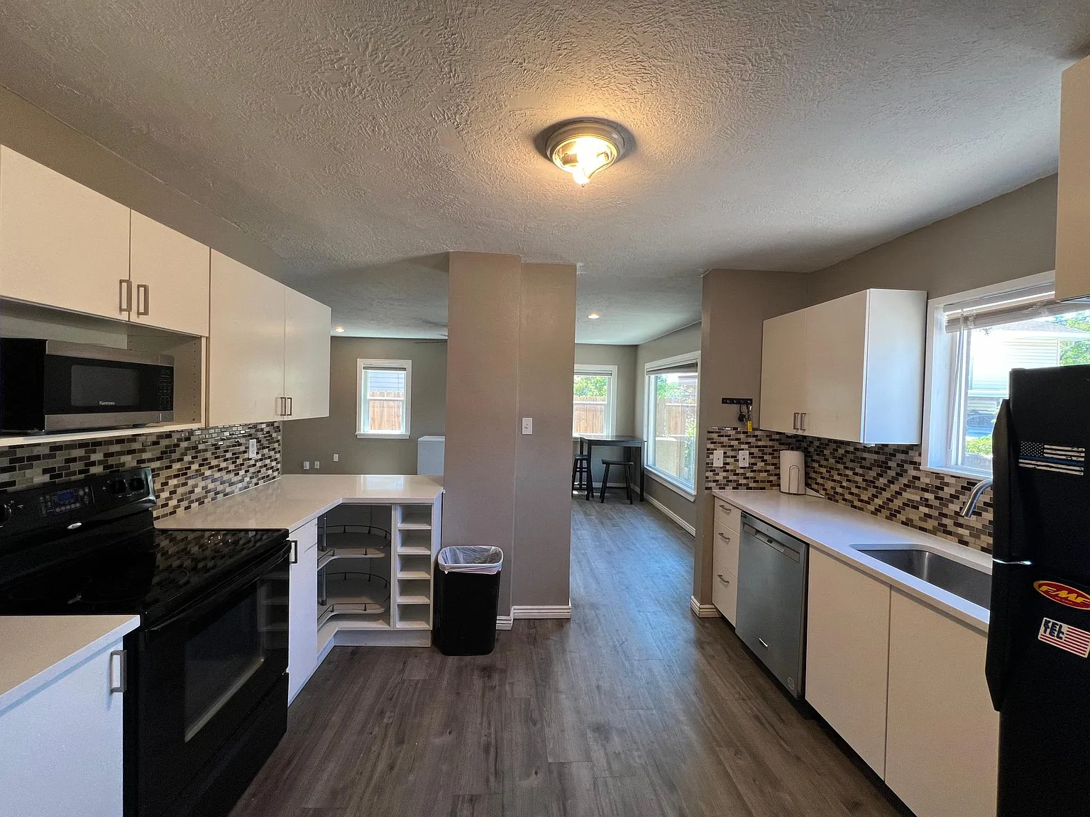 3 bed, 1000 sqft, $2,000 — Photo 2